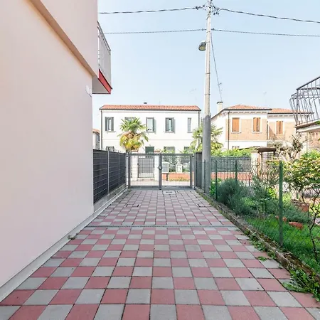 Guesthost - Santa Rita Roomy *